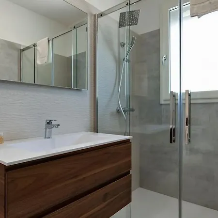 Renoir - Balcone E Box Auto - Selection Apartment Lecce